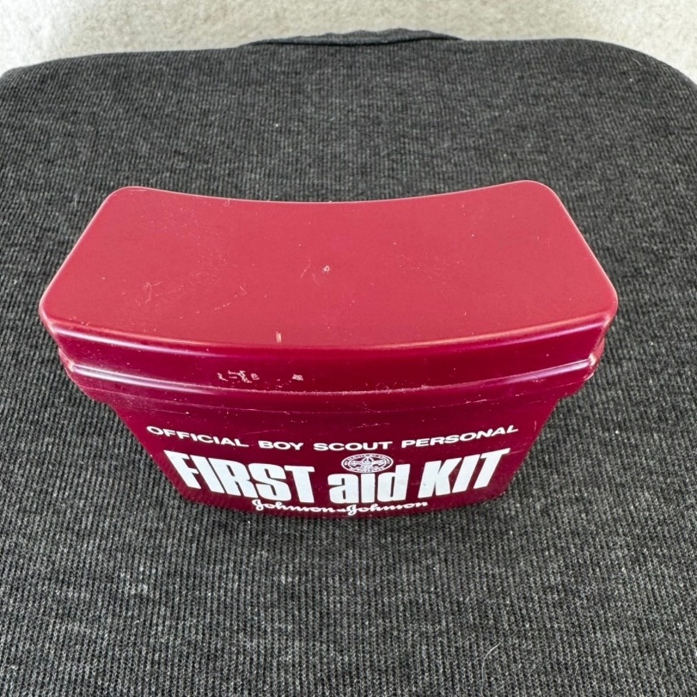 Vintage Johnson & Johnson Official Boy Scout Personal First Aid Kit Maroon Case - Picture 3 of 9
